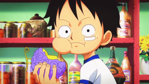 Luffy eats the gomu-gomu no mi